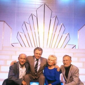 Il était ainsi en pleine lutte contre sa maladie
Pierre Bonte, Jacques Martin, Claude Sarraute et Piem sur le plateau de l'émission TV "La Lorgnette". Décembre 1987. © Michel Marizy via Bestimage