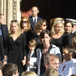 Obsèques de Jacques Martin à Lyon le 20 septembre 2007. Sur cette photo, Céline Martin est un peu en retrait, son fils Clovis tient la main de sa demi-soeur Judith (dont la maman est Cécilia Attias), sa fille Juliette est à droite.