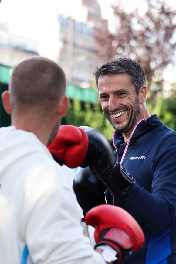 Tony Estanguet, président du Comité d'organisation des Jeux Olympiques et Paralympiques de Paris 2024 boxe avec Jules Ribestien, athlète de Para triathlon médaillé d'Or, lors d'une visite au Collège Maurice Utrillo à Paris 18ème pour la rentrée scolaire, le 4 septembre 2024. © Stéphane Lemouton / Bestimage