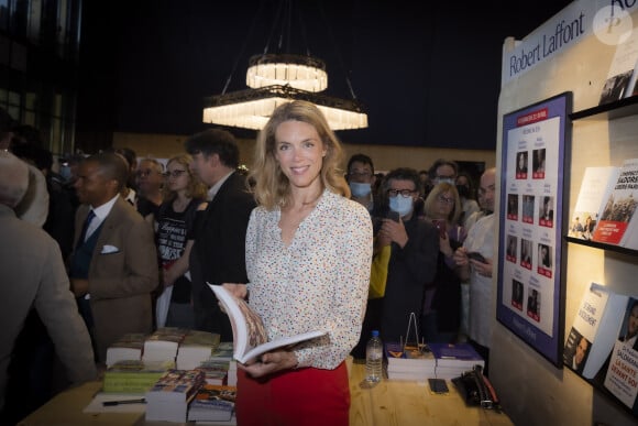 Julie Andrieu au Festival du Livre de Paris au Grand Palais éphémère à Paris, France, le 22 avril 2022. © Jack Tribeca/Bestimage 