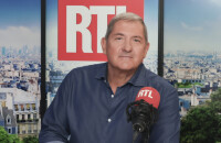 Yves Calvi remplacé par Thomas Sotto à la matinale de RTL, il ne digère pas : "J'ai été blessé"