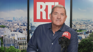 Yves Calvi remplacé par Thomas Sotto à la matinale de RTL, il ne digère pas : "J'ai été blessé"