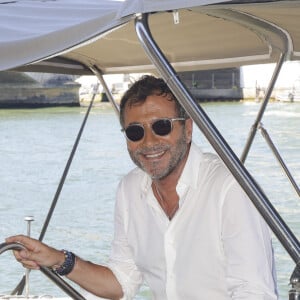 Exclusif - Bernard Montiel en bateau sur la Seine pour le tournage d’un teaser avec Franck Apppietto (Directeur Général de C8), Paris, France, le 28 aout 2024. © Jack Tribeca / Bestimage