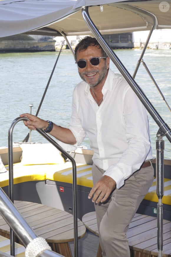 Exclusif - Bernard Montiel en bateau sur la Seine pour le tournage d’un teaser avec Franck Apppietto (Directeur Général de C8), Paris, France, le 28 aout 2024. © Jack Tribeca / Bestimage