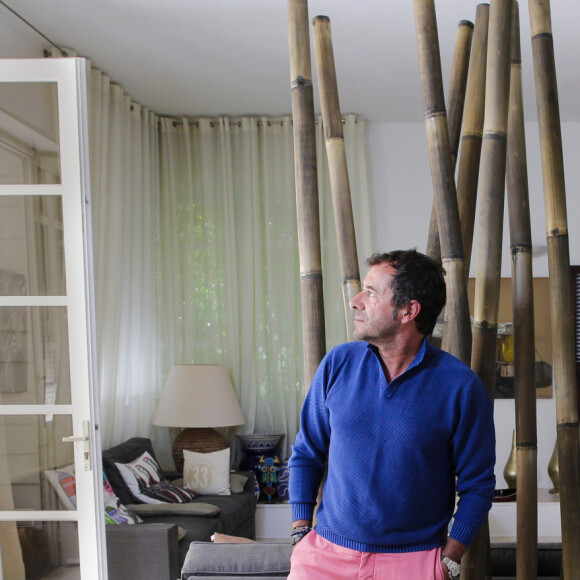 Bernard Montiel, présentateur et animateur radio pose dans le salon de sa maison du Pyla. Après avoir joué l'expert-media dans le jeu "La télé même l'été, Le jeu" sur C8, il passe ses vacances chez lui à Pyla-sur-Mer, son refuge depuis 30 ans. Toujours entouré des oeuvres de son grand ami Richard Orlinski, Bernard aime y recevoir ses amis autour d'un dîner et une partie de pétanque....loin du tumulte parisien ! Son adresse favorite pour manger reste l'hôtel-restaurant La Corniche, au pied de la célèbre dune du Pyla, à deux pas de chez lui, en compagnie de Sophie, la propriétaire. Il sera de retour le 28 août sur l'antenne de MFM Radio, de 9h à 12h tous les jours, et un grand retour à TPMP nouvelle version, témoignage de sa grande fidélité et amitié pour C.Hanouna. Depuis 7 ans, Bernard poursuit ses entretiens sur la chaîne TV "Animaux", où il reçoit une personnalité chaque mois qui raconte sa passion pour nos fidèles compagnons à 4 pattes. La Teste-de-Buch Pyla-Sur-Mer, le 14 juillet 2017. © Thibaud Moritz / Bestimage