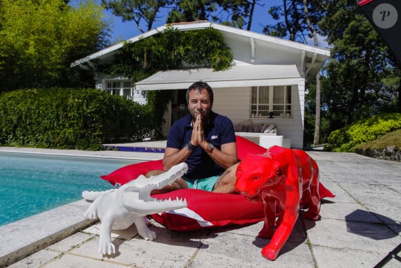 Bernard Montiel, présentateur et animateur radio pose dans sa maison du Pyla au bord de sa piscine avec des oeuvres de l artiste Richard Orlinski. Après avoir joué l'expert-media dans le jeu "La télé même l'été, Le jeu" sur C8, il passe ses vacances chez lui à Pyla-sur-Mer, son refuge depuis 30 ans. Toujours entouré des oeuvres de son grand ami Richard Orlinski, Bernard aime y recevoir ses amis autour d'un dîner et une partie de pétanque....loin du tumulte parisien ! Son adresse favorite pour manger reste l'hôtel-restaurant La Corniche, au pied de la célèbre dune du Pyla, à deux pas de chez lui, en compagnie de Sophie, la propriétaire. Il sera de retour le 28 août sur l'antenne de MFM Radio, de 9h à 12h tous les jours, et un grand retour à TPMP nouvelle version, témoignage de sa grande fidélité et amitié pour C.Hanouna. Depuis 7 ans, Bernard poursuit ses entretiens sur la chaîne TV "Animaux", où il reçoit une personnalité chaque mois qui raconte sa passion pour nos fidèles compagnons à 4 pattes. La Teste-de-Buch Pyla-Sur-Mer, le 14 juillet 2017. © Thibaud Moritz / Bestimage