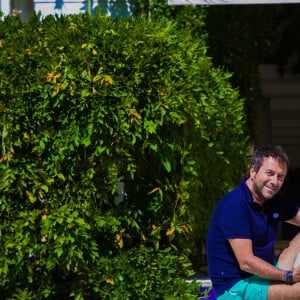 Bernard Montiel, présentateur et animateur radio pose dans sa maison du Pyla au bord de sa piscine. Après avoir joué l'expert-media dans le jeu "La télé même l'été, Le jeu" sur C8, il passe ses vacances chez lui à Pyla-sur-Mer, son refuge depuis 30 ans. Toujours entouré des oeuvres de son grand ami Richard Orlinski, Bernard aime y recevoir ses amis autour d'un dîner et une partie de pétanque....loin du tumulte parisien ! Son adresse favorite pour manger reste l'hôtel-restaurant La Corniche, au pied de la célèbre dune du Pyla, à deux pas de chez lui, en compagnie de Sophie, la propriétaire. Il sera de retour le 28 août sur l'antenne de MFM Radio, de 9h à 12h tous les jours, et un grand retour à TPMP nouvelle version, témoignage de sa grande fidélité et amitié pour C.Hanouna. Depuis 7 ans, Bernard poursuit ses entretiens sur la chaîne TV "Animaux", où il reçoit une personnalité chaque mois qui raconte sa passion pour nos fidèles compagnons à 4 pattes. La Teste-de-Buch Pyla-Sur-Mer, le 14 juillet 2017. © Thibaud Moritz / Bestimage