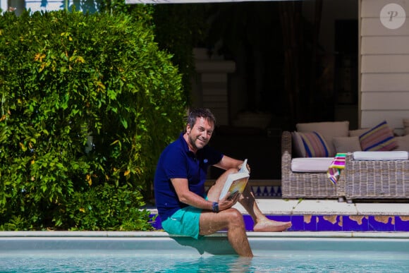 Bernard Montiel, présentateur et animateur radio pose dans sa maison du Pyla au bord de sa piscine. Après avoir joué l'expert-media dans le jeu "La télé même l'été, Le jeu" sur C8, il passe ses vacances chez lui à Pyla-sur-Mer, son refuge depuis 30 ans. Toujours entouré des oeuvres de son grand ami Richard Orlinski, Bernard aime y recevoir ses amis autour d'un dîner et une partie de pétanque....loin du tumulte parisien ! Son adresse favorite pour manger reste l'hôtel-restaurant La Corniche, au pied de la célèbre dune du Pyla, à deux pas de chez lui, en compagnie de Sophie, la propriétaire. Il sera de retour le 28 août sur l'antenne de MFM Radio, de 9h à 12h tous les jours, et un grand retour à TPMP nouvelle version, témoignage de sa grande fidélité et amitié pour C.Hanouna. Depuis 7 ans, Bernard poursuit ses entretiens sur la chaîne TV "Animaux", où il reçoit une personnalité chaque mois qui raconte sa passion pour nos fidèles compagnons à 4 pattes. La Teste-de-Buch Pyla-Sur-Mer, le 14 juillet 2017. © Thibaud Moritz / Bestimage