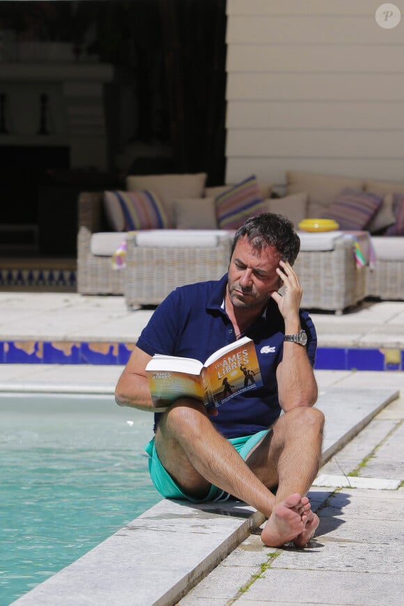 Bernard Montiel, présentateur et animateur radio pose dans sa maison du Pyla au bord de sa piscine. Après avoir joué l'expert-media dans le jeu "La télé même l'été, Le jeu" sur C8, il passe ses vacances chez lui à Pyla-sur-Mer, son refuge depuis 30 ans. Toujours entouré des oeuvres de son grand ami Richard Orlinski, Bernard aime y recevoir ses amis autour d'un dîner et une partie de pétanque....loin du tumulte parisien ! Son adresse favorite pour manger reste l'hôtel-restaurant La Corniche, au pied de la célèbre dune du Pyla, à deux pas de chez lui, en compagnie de Sophie, la propriétaire. Il sera de retour le 28 août sur l'antenne de MFM Radio, de 9h à 12h tous les jours, et un grand retour à TPMP nouvelle version, témoignage de sa grande fidélité et amitié pour C.Hanouna. Depuis 7 ans, Bernard poursuit ses entretiens sur la chaîne TV "Animaux", où il reçoit une personnalité chaque mois qui raconte sa passion pour nos fidèles compagnons à 4 pattes. La Teste-de-Buch Pyla-Sur-Mer, le 14 juillet 2017. © Thibaud Moritz / Bestimage