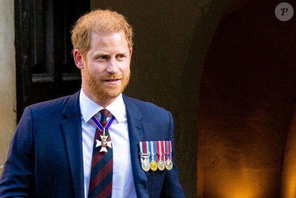 Le prince Harry, duc de Sussex arrive à la célébration du 10ème anniversaire des Invictus Games, en la cathédrale Saint-Paul à Londres, le 8 mai 2024. Venu sans sa femme et ses enfants, il ne rencontrera pas son père qui lutte actuellement contre un cancer. © MISC/Backgrid USA/Bestimage 