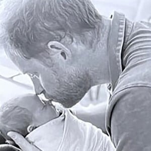 Avec Meghan Markle et leurs deux enfants
Le prince Harry, duc de Sussex et Meghan Markle, duchesse de Sussex, dévoilent des photos de leur fille Lilibet, 1 an, dans le 6ème épisode du documentaire "Harry & Meghan" (Netflix). Le 15 décembre 2022.