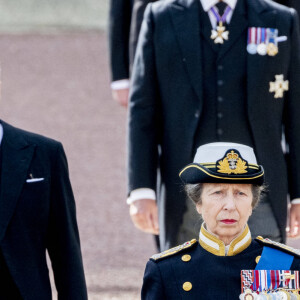 Le roi Charles III d'Angleterre, la princesse Anne, le prince William, prince de Galles, le prince Harry, duc de Sussex, le prince Edward, comte de Wessex, Peter Phillips et le prince Andrew, duc d'York - Procession cérémonielle du cercueil de la reine Elisabeth II du palais de Buckingham à Westminster Hall à Londres, où les Britanniques et les touristes du monde entier pourront lui rendre hommage jusqu'à ses obsèques prévues le 19 septembre 2022. Le 14 septembre 2022. 