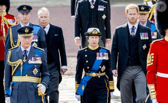 Le roi Charles III d'Angleterre, la princesse Anne, le prince William, prince de Galles, le prince Harry, duc de Sussex, le prince Edward, comte de Wessex, Peter Phillips et le prince Andrew, duc d'York - Procession cérémonielle du cercueil de la reine Elisabeth II du palais de Buckingham à Westminster Hall à Londres, où les Britanniques et les touristes du monde entier pourront lui rendre hommage jusqu'à ses obsèques prévues le 19 septembre 2022. Le 14 septembre 2022. 