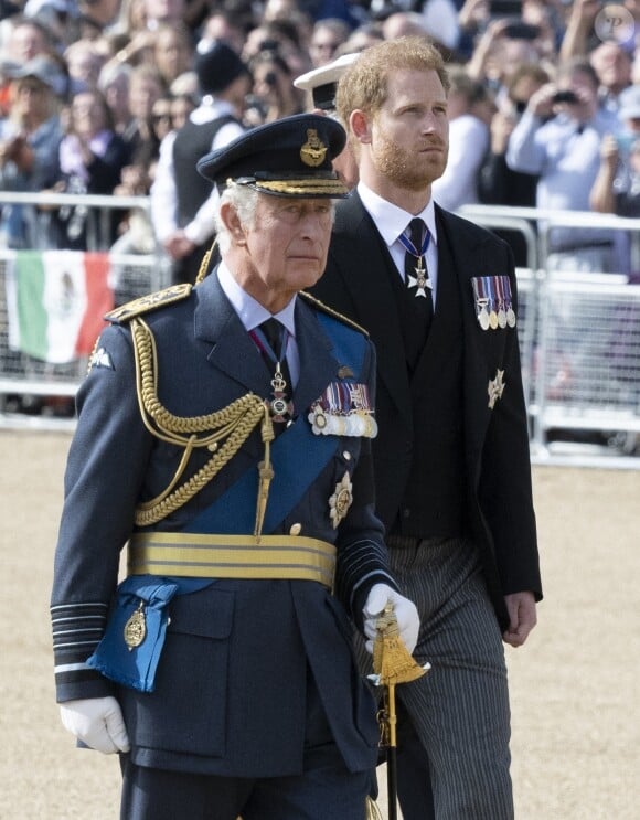 Mais son père le roi Charles II lui a souhaité un joyeux anniversaire sur X 
Le roi Charles III d'Angleterre, le prince Harry, duc de Sussex - Procession cérémonielle du cercueil de la reine Elisabeth II du palais de Buckingham à Westminster Hall à Londres. Le 14 septembre 2022 