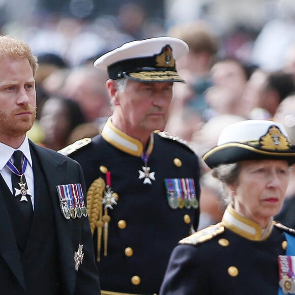 Le roi Charles III d'Angleterre, la princesse Anne, le prince Harry, duc de Sussex - Procession cérémonielle du cercueil de la reine Elisabeth II du palais de Buckingham à Westminster Hall à Londres, où les Britanniques et les touristes du monde entier pourront lui rendre hommage jusqu'à ses obsèques prévues le 19 septembre 2022. Le 14 septembre 2022. 