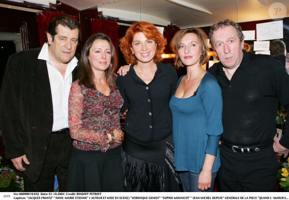 Jacques Frantz, Anne-Marie Etienne, Véronique Genest, Sophie Mounicot et Jean-Michel Dupuis à la générale de la pièce "Quand l'amour s'en mêle..." au théâtre du Palais Royal