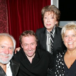 Marthe Mercadier, Mimi Mathy, Georges Moustaki et Jean-Michel Dupuis à la générale de la pièce "Quand l'amour s'en mêle..." au théâtre du Palais Royal