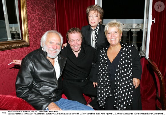 Marthe Mercadier, Mimi Mathy, Georges Moustaki et Jean-Michel Dupuis à la générale de la pièce "Quand l'amour s'en mêle..." au théâtre du Palais Royal