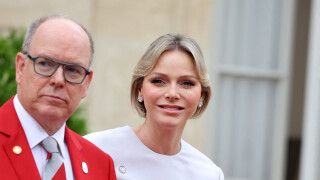 Charlene et Albert de Monaco hors du Rocher sur une magnifique île de la baie cannoise : les voilà parrain et marraine !