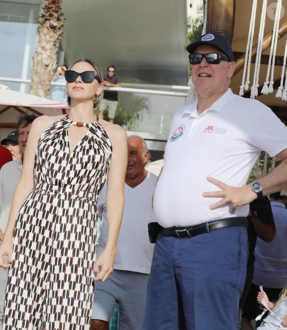 S.A.S Le prince Albert II et la princesse Charlene de Monaco lors de l'arrivée du Riviera Water Bike Challenge sur la plage du Larvotto à Monaco, le 7 septembre 2024 Une course qui relie Calvi à Monaco. © Cyril Dodergny/Nice Matin/Bestimage