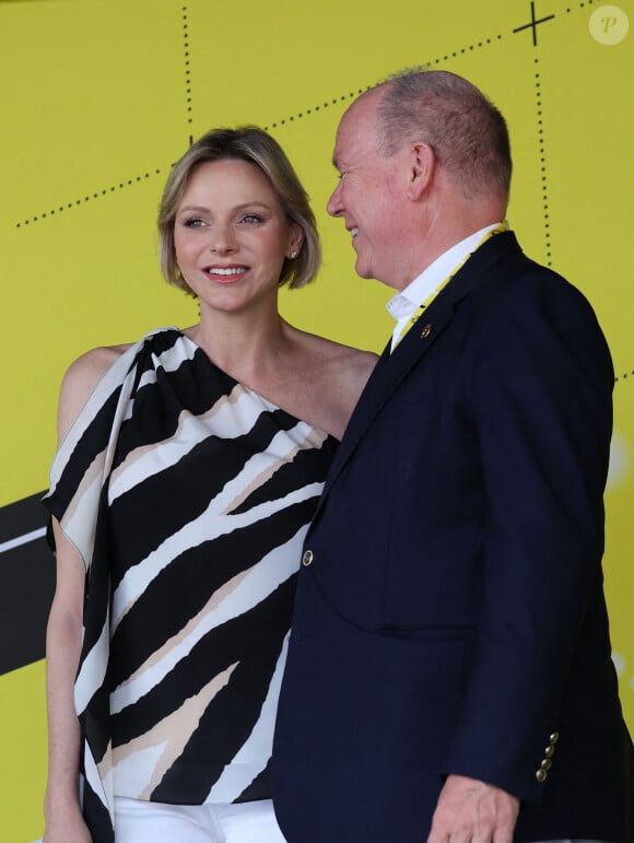 Côté look, la princesse a fait sensation avec une robe longue noire et brodé
Le Prince Albert et la Princesse Charlène de Monaco - Le prince Albert II de Monaco et la princesse Charlene ont donné le départ de la dernière étape du Tour de France 2024, un contre la montre entre Monaco et Nice en compagnie de Christian Estrosi, le maire de Nice, sa femme, Laura Tenoudji et Christian Prudhomme, le directeur du Tour de France, le 21 juillet 2024. © Claudia Albuquerque/Bestimage