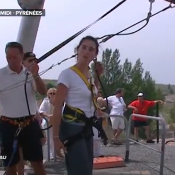 L'émission Le Tube revient sur les débuts de Marie-Sophie Lacarrau. Ici, son premier reportage, en 2003.