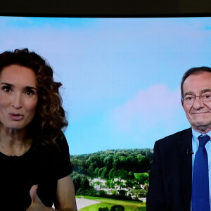 Celle qui a remplacé Jean-Pierre Pernaut au JT de 13h de TF1...
Marie-Sophie Lacarrau, la remplaçante de Jean-Pierre - Dernier JT de Jean-Pierre Pernaut sur TF1 aprés 33 ans de présentation. Paris, le 18 Décembre 2020. © Dominique Jacovides / Bestimage 