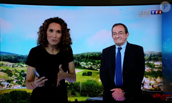 Celle qui a remplacé Jean-Pierre Pernaut au JT de 13h de TF1...
Marie-Sophie Lacarrau, la remplaçante de Jean-Pierre - Dernier JT de Jean-Pierre Pernaut sur TF1 aprés 33 ans de présentation. Paris, le 18 Décembre 2020. © Dominique Jacovides / Bestimage 