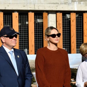 Si le soleil était au rendez-vous, l'automne a gagné du terrain. Charlene a donc pris ses précautions
Le prince Albert II de Monaco et la princesse Charlene, présidente de la SPA monégasque, ont inauguré le nouveau refuge de la SPA de Monaco à Peille, le 16 septembre 2024. © Bruno Bebert / Bestimage 