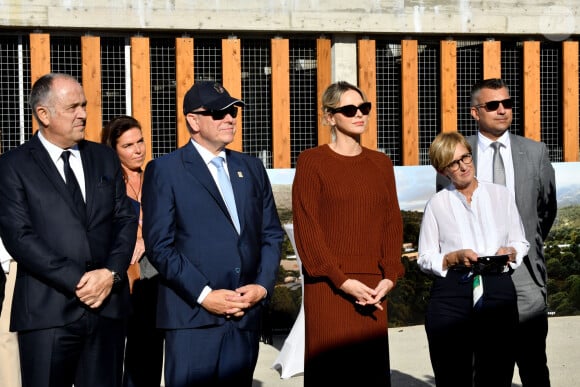 Si le soleil était au rendez-vous, l'automne a gagné du terrain. Charlene a donc pris ses précautions
Le prince Albert II de Monaco et la princesse Charlene, présidente de la SPA monégasque, ont inauguré le nouveau refuge de la SPA de Monaco à Peille, le 16 septembre 2024. © Bruno Bebert / Bestimage 