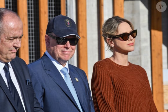 Pas de doute, Charlene a le talent de pouvoir rester classe et élégante en toutes circonstances.
Le prince Albert II de Monaco et la princesse Charlene, présidente de la SPA monégasque, ont inauguré le nouveau refuge de la SPA de Monaco à Peille, le 16 septembre 2024. © Bruno Bebert / Bestimage 