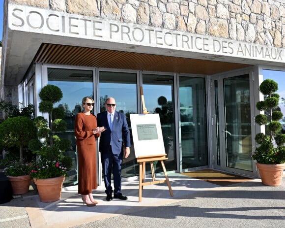 Un établissement sur 2 niveaux garantissant l'accès à un espace extérieur à tous les pensionnaires
Le prince Albert II de Monaco et la princesse Charlene, présidente de la SPA monégasque, ont inauguré le nouveau refuge de la SPA de Monaco à Peille, le 16 septembre 2024. © Bruno Bebert / Bestimage 