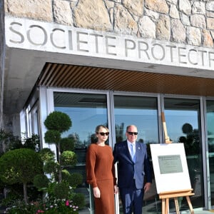 Le prince Albert II de Monaco et la princesse Charlene, présidente de la SPA monégasque, ont inauguré le nouveau refuge de la SPA de Monaco à Peille, le 16 septembre 2024. Le couple princier était en compagnie de Camille Gottlieb, de Gareth Wittstock, du maire de Peille, Cyril Piazza, le maire de La Turbie, Jean-Jacques Raffaele, Jacques Legros, journaliste, présentateur télévisé français et producteur, Isabelle Peters, et Marie Pierre Gramaglia, les vice-présidente de la SPA... Le nouveau refuge animalier a ouvert ses portes et accueille, pour l'instant, 15 chats et 13 chiens en attente d'adoption. Ce bâtiment, érigé à 700 mètres d'altitude sur deux niveaux, au rez-de-chaussée les chiens et au 1er étage les chats. Une zone de quarantaine a été aménagée pour leur arrivée au refuge, comprenant 6 boxes pouvant chacun abriter un chien. Un espace distinct a également été créé pour les chiots. Le refuge dispose aussi de deux chatteries, pouvant héberger environ 50 chats. Une zone pour accueillir les chatons, et une zone de quarantaine, pouvant accueillir 7 chats, a également été mise en place. Par ailleurs, trois boxes ont été spécialement prévus pour les chats qui ne peuvent pas vivre en communauté. Ce qui est important, c'est que chacun de ces animaux dispose d'un espace extérieur dédié. Il y a un autre espace appelé " Autres animaux " qui a été aménagé. Il a été conçu pour accueillir divers animaux mais surtout des oiseaux. © Bruno Bebert / Bestimage 