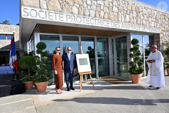 Le prince Albert II de Monaco et la princesse Charlene, présidente de la SPA monégasque, ont inauguré le nouveau refuge de la SPA de Monaco à Peille, le 16 septembre 2024. Le couple princier était en compagnie de Camille Gottlieb, de Gareth Wittstock, du maire de Peille, Cyril Piazza, le maire de La Turbie, Jean-Jacques Raffaele, Jacques Legros, journaliste, présentateur télévisé français et producteur, Isabelle Peters, et Marie Pierre Gramaglia, les vice-présidente de la SPA... Le nouveau refuge animalier a ouvert ses portes et accueille, pour l'instant, 15 chats et 13 chiens en attente d'adoption. Ce bâtiment, érigé à 700 mètres d'altitude sur deux niveaux, au rez-de-chaussée les chiens et au 1er étage les chats. Une zone de quarantaine a été aménagée pour leur arrivée au refuge, comprenant 6 boxes pouvant chacun abriter un chien. Un espace distinct a également été créé pour les chiots. Le refuge dispose aussi de deux chatteries, pouvant héberger environ 50 chats. Une zone pour accueillir les chatons, et une zone de quarantaine, pouvant accueillir 7 chats, a également été mise en place. Par ailleurs, trois boxes ont été spécialement prévus pour les chats qui ne peuvent pas vivre en communauté. Ce qui est important, c'est que chacun de ces animaux dispose d'un espace extérieur dédié. Il y a un autre espace appelé " Autres animaux " qui a été aménagé. Il a été conçu pour accueillir divers animaux mais surtout des oiseaux. © Bruno Bebert / Bestimage 