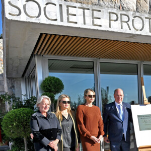 Elle portait un ensemble robe-pull en maille marron, tenue accessoirisée d'escarpins nude et de lunettes de soleil
Le prince Albert II de Monaco et la princesse Charlene, présidente de la SPA monégasque, ont inauguré le nouveau refuge de la SPA de Monaco à Peille, le 16 septembre 2024.© Bruno Bebert / Bestimage 