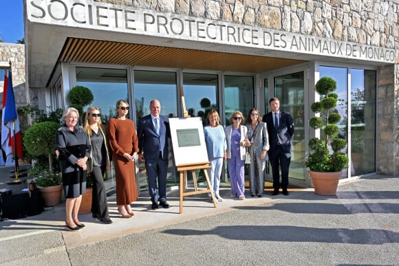 Elle portait un ensemble robe-pull en maille marron, tenue accessoirisée d'escarpins nude et de lunettes de soleil
Le prince Albert II de Monaco et la princesse Charlene, présidente de la SPA monégasque, ont inauguré le nouveau refuge de la SPA de Monaco à Peille, le 16 septembre 2024.© Bruno Bebert / Bestimage 