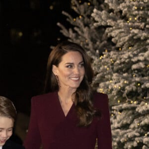 Le prince William, prince de Galles, La princesse Charlotte de Galles, Le prince George de Galles, Catherine (Kate) Middleton, princesse de Galles - La famille royale à la sortie de la messe "Together at Christmas" à l'Abbaye de Westminster le 15 décembre 2022. 