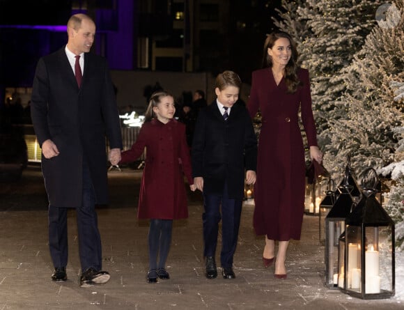 Le prince William, prince de Galles, La princesse Charlotte de Galles, Le prince George de Galles, Catherine (Kate) Middleton, princesse de Galles - La famille royale à la sortie de la messe "Together at Christmas" à l'Abbaye de Westminster le 15 décembre 2022. 