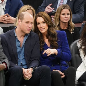 Le prince William, prince de Galles, et Catherine (Kate) Middleton, princesse de Galles, assistent au match de NBA "Boston Celtics - Miami Heat" au TD Garden à Boston, le 30 novembre 2022. 