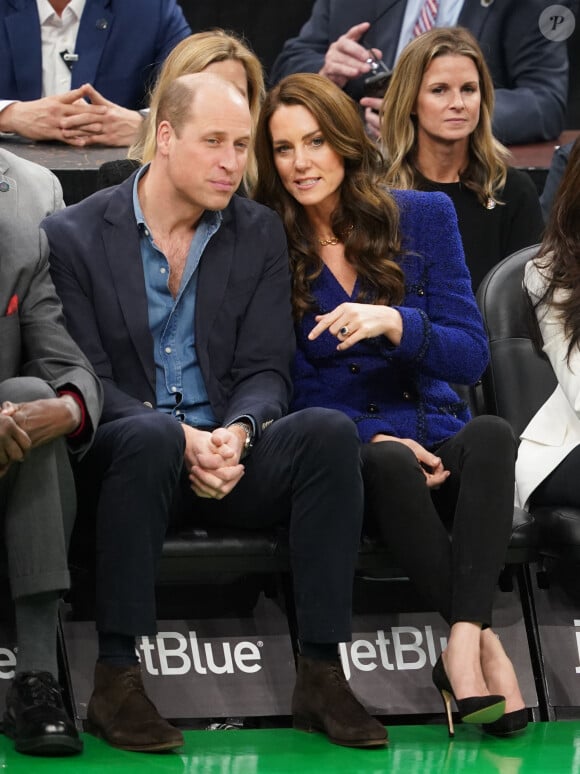 Le prince William, prince de Galles, et Catherine (Kate) Middleton, princesse de Galles, assistent au match de NBA "Boston Celtics - Miami Heat" au TD Garden à Boston, le 30 novembre 2022. 