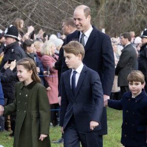 Et la rencontre avec Alizée, la femme de leur oncle James Middleton, ne s'est pas déroulée comme prévu 
Le prince William, prince de Galles, et Catherine (Kate) Middleton, princesse de Galles, avec leurs enfants le prince George de Galles, la princesse Charlotte de Galles et le prince Louis de Galles lors de la messe à Sandringham le 25 décembre