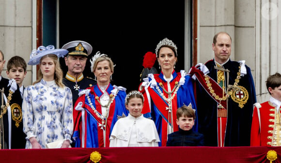 Loin d'être mal à l'aise, Alizée a fait bonne impression et a été acceptée dans le clan ! Pour preuve, elle a épousé James depuis et ils sont même devenus parents ! 
James et Louise Mountbatten-Windsor (Lady Louise Windsor), Timothy Laurence, Sophie Rhys-Jones, comtesse de Wessex, La princesse Charlotte de Galles, Le prince William, prince de Galles, et Catherine (Kate) Middleton, princesse de Galles, Le prince Louis de Galles, Le prince George de Galles - La famille royale britannique salue la foule sur le balcon du palais de Buckingham lors de la cérémonie de couronnement du roi d'Angleterre à Londres le 5 mai 2023.