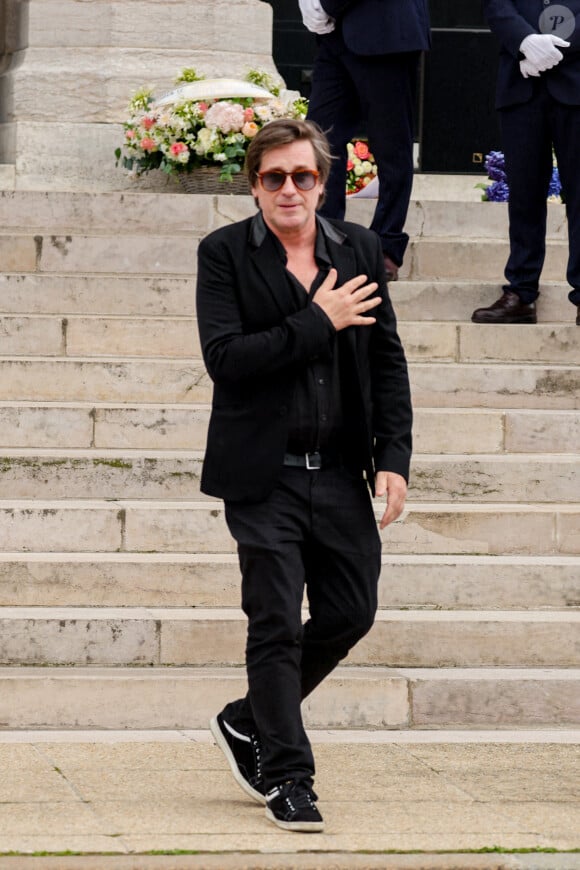 Le fils de Jacques Dutronc et Françoise Hardy va se produire à La Cigale ce mardi 17 septembre
 
Thomas Dutronc, la main sur le coeur en guise de remerciement envers la foule d'admirateurs venue nombreuse pour rendre un dernier hommage à sa mère - Sortie des obsèques de l'auteure-compositrice-interprète et actrice française Françoise Hardy au crématorium du cimetière du Père-Lachaise à Paris, France, le 20 juin 2024. © Jacovides-Moreau/Bestimage