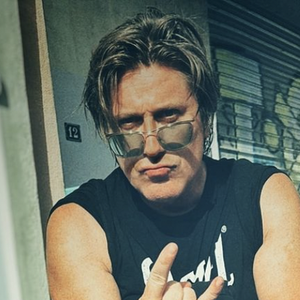 Comme il l'a montré sur Instagram, le chanteur a opté pour un look très rock
