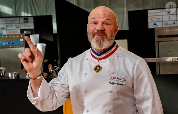 De brune aux cheveux courts, elle est passée à blonde à la coupe plus longue.
Exclusif - Philippe Etchebest préside le salon français de la restauration "Expotel" à Bordeaux. Il dirige aussi la journée des chefs et sa compétion regroupant 22 Etoiles sur l'évènement, le 25 Novembre 2019. © Patrick Bernard/ Bestimage