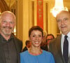 Et le moins que l'on puisse dire, c'est que sur la photo d'annonce, elle a bien changé !
Philippe et sa femme Dominique Etchebest avec Alain Juppé Maire de Bordeaux - Le chef Bordelais Philippe Etchebest inaugure son restaurant "Le 4ème mur" en présence de Alain Juppé sous les galeries de l'opera de Bordeaux, en face du restaurant de son concurrent Gordon Ramsay le 5 octobre 2015.