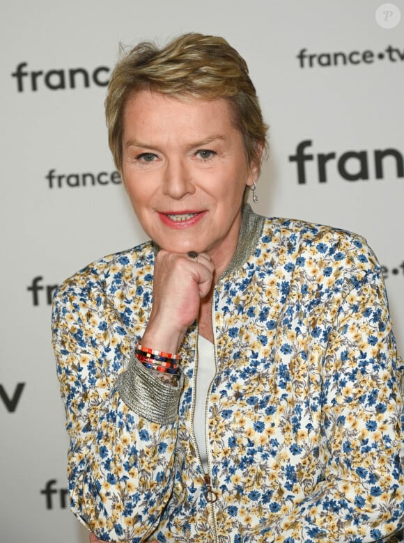 Elise Lucet au photocall pour la conférence de presse de rentrée de France TV à la Grande Halle de la Villette à Paris, France, le 6 juillet 2022. © Coadic Guirec/Bestimage 