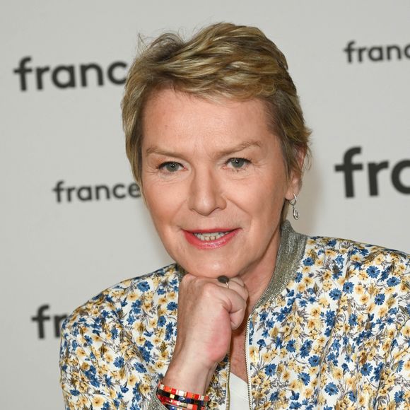 Elise Lucet au photocall pour la conférence de presse de rentrée de France TV à la Grande Halle de la Villette à Paris, France, le 6 juillet 2022. © Coadic Guirec/Bestimage 