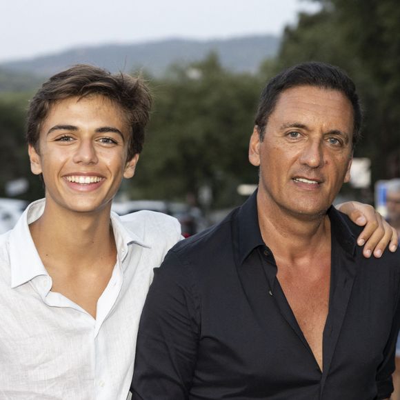 Le couple a traversé des moments difficiles, qu'il évoque dans une de ses chansons 
Dany Brillant et son fils Lino - François Berléand et Nicolas Briançon interprètent l'univers déjanté et mythique de Poiret et Serrault au théâtre de verdure lors du Festival de Ramatuelle le 3 aout 2024. © Cyril Bruneau/Festival de Ramatuelle/Bestimage 