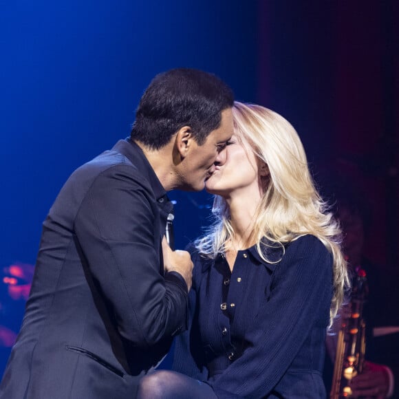 Depuis quelques années, le couple vit en Belgique, pays d'origine de Nathalie Moury
Dany Brillant chante "Tous les visages de l'amour" devant sa femme Nathalie Moury © Cyril Moreau / Bestimage